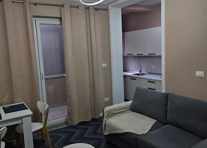 Cozy In The Center Of טיראנה